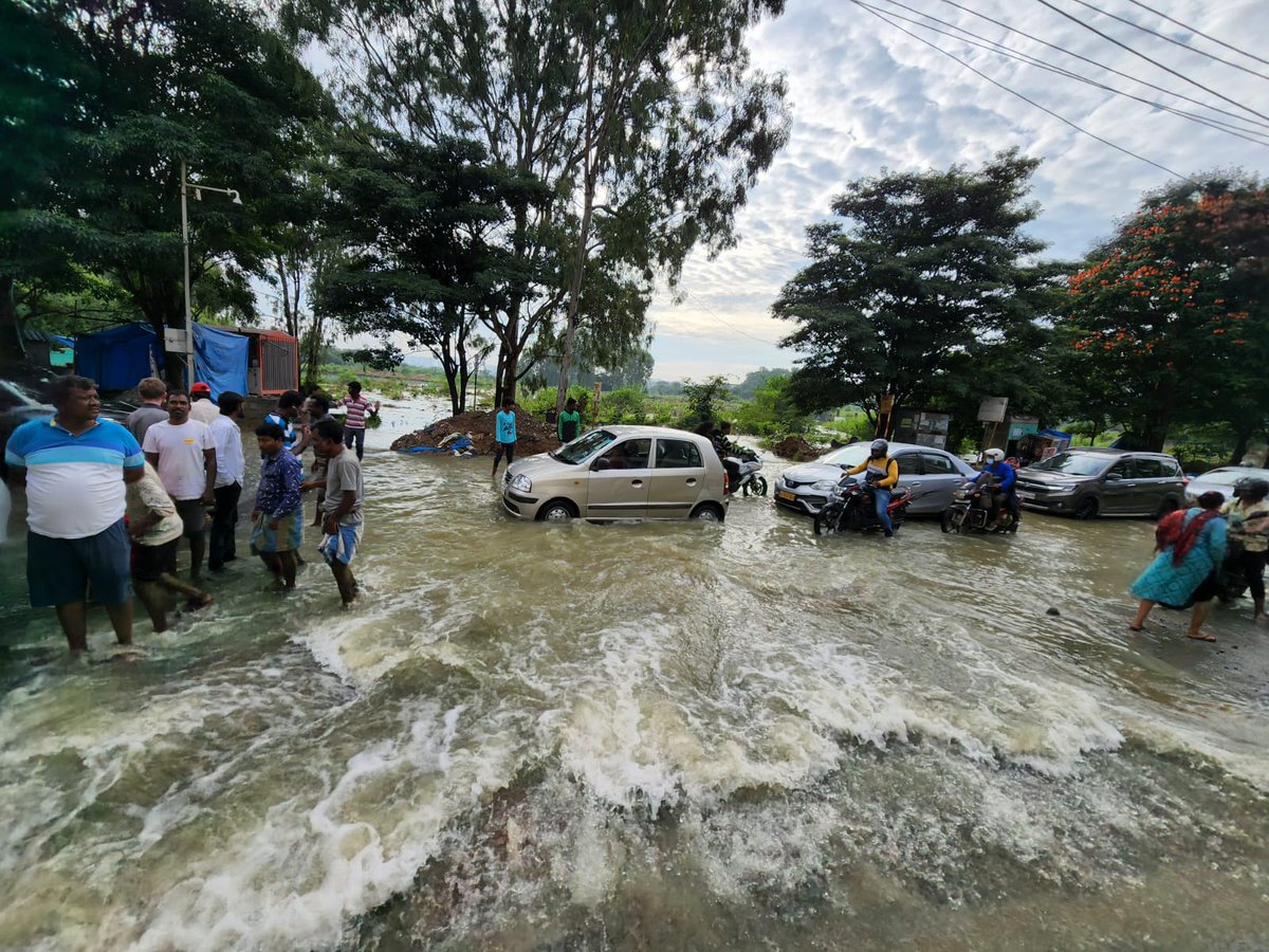 bhaskiora's tweet photo. #MahaveerPromenade #belathurmainroad water flooded entire apartment
#bangalorerains
#bangalorefloods

@CMofKarnataka @BSBommai @ArvindLBJP @BBMPCOMM @PMOIndia https://t.co/Md9SnCAfII