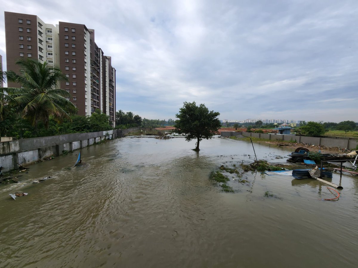 bhaskiora's tweet photo. #MahaveerPromenade #belathurmainroad water flooded entire apartment
#bangalorerains
#bangalorefloods

@CMofKarnataka @BSBommai @ArvindLBJP @BBMPCOMM @PMOIndia https://t.co/Md9SnCAfII