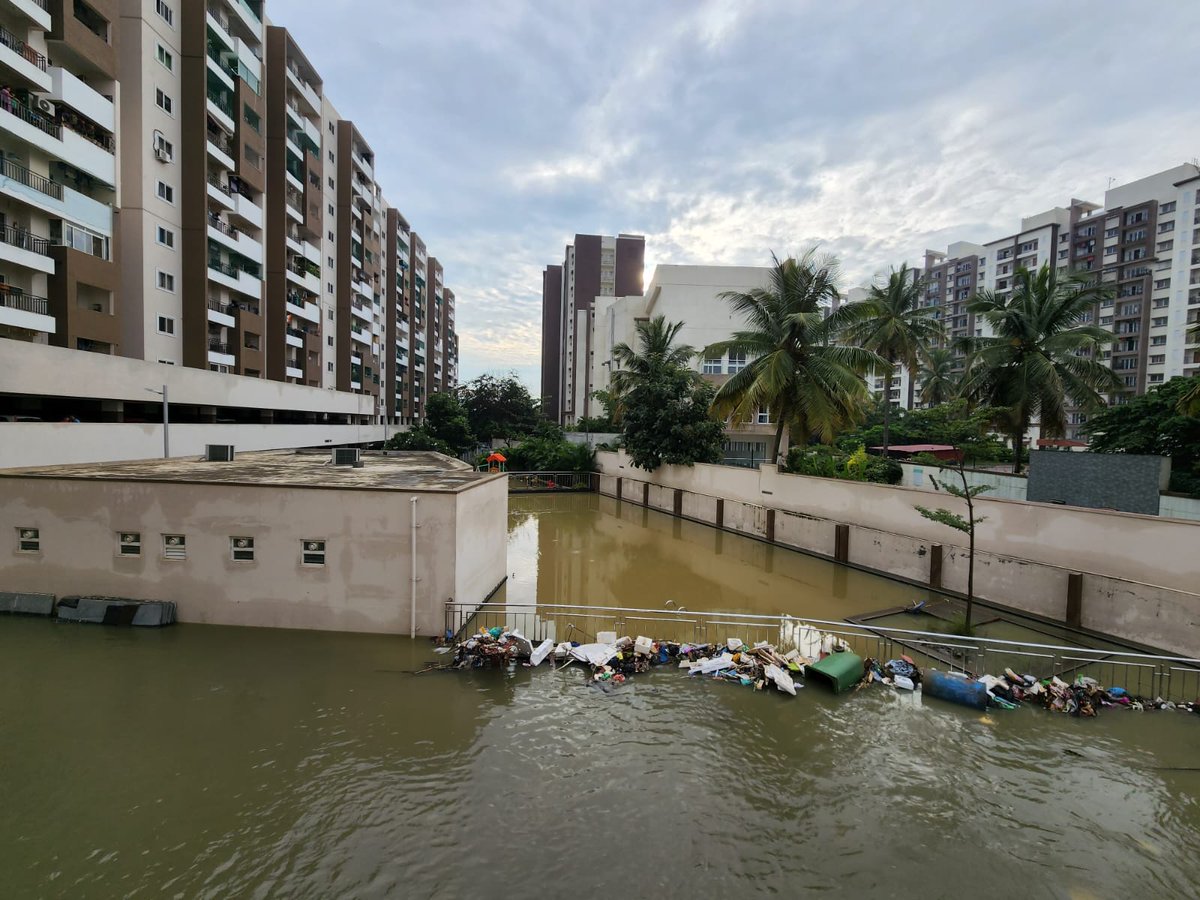 bhaskiora's tweet photo. #MahaveerPromenade #belathurmainroad water flooded entire apartment
#bangalorerains
#bangalorefloods

@CMofKarnataka @BSBommai @ArvindLBJP @BBMPCOMM @PMOIndia https://t.co/Md9SnCAfII