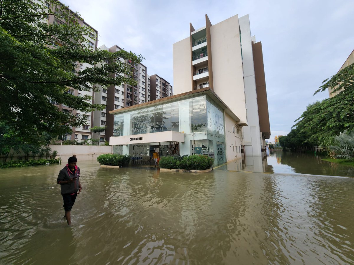bhaskiora's tweet photo. #MahaveerPromenade #belathurmainroad water flooded entire apartment
#bangalorerains
#bangalorefloods

@CMofKarnataka @BSBommai @ArvindLBJP @BBMPCOMM @PMOIndia https://t.co/Md9SnCAfII