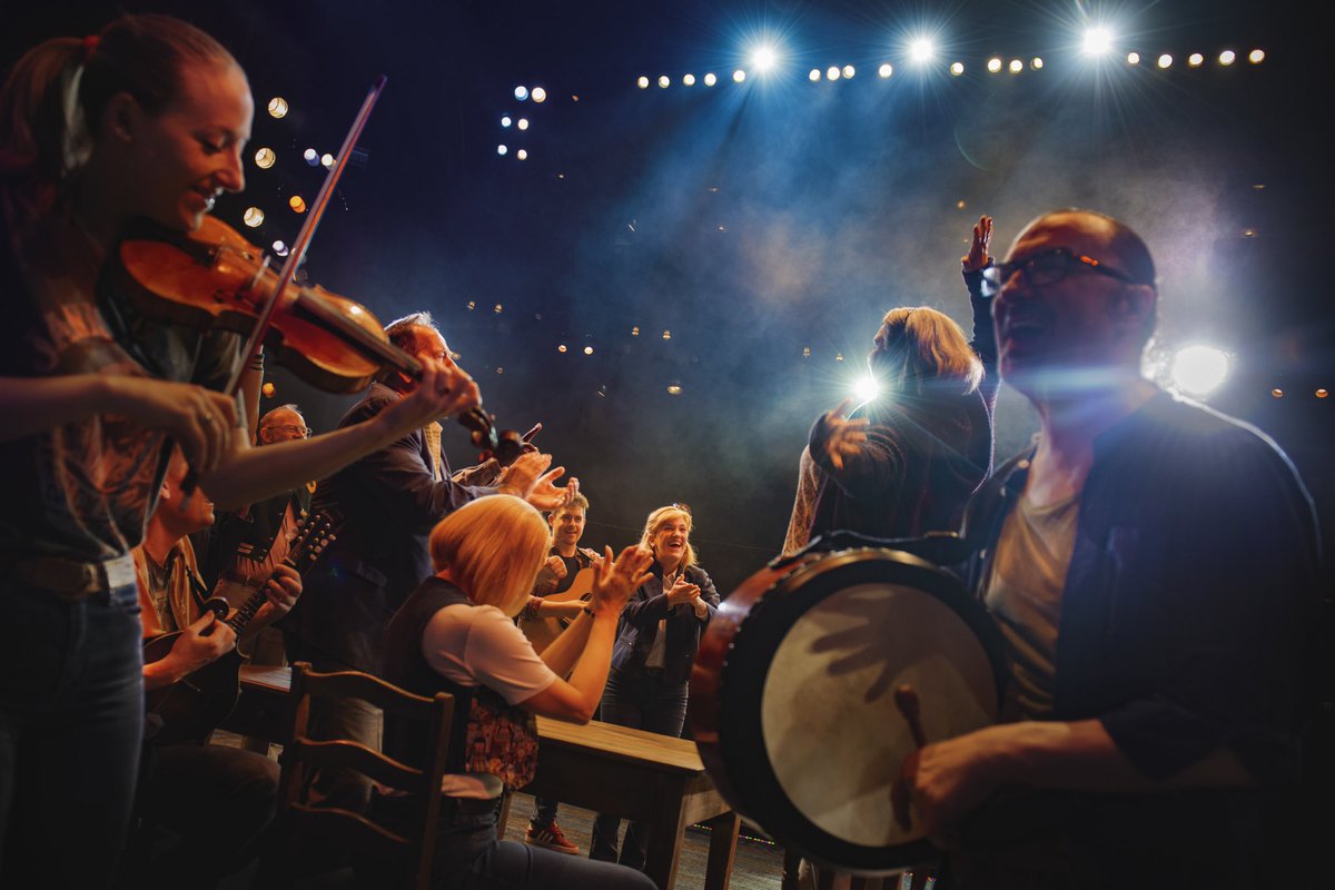 Have you booked to see Come From Away before the show closes? 
How stunning are these new production shots of the current West End Cast😍

Book your tickets today!
🎟thetheatrecafe.co.uk

📸 Matt Crockett