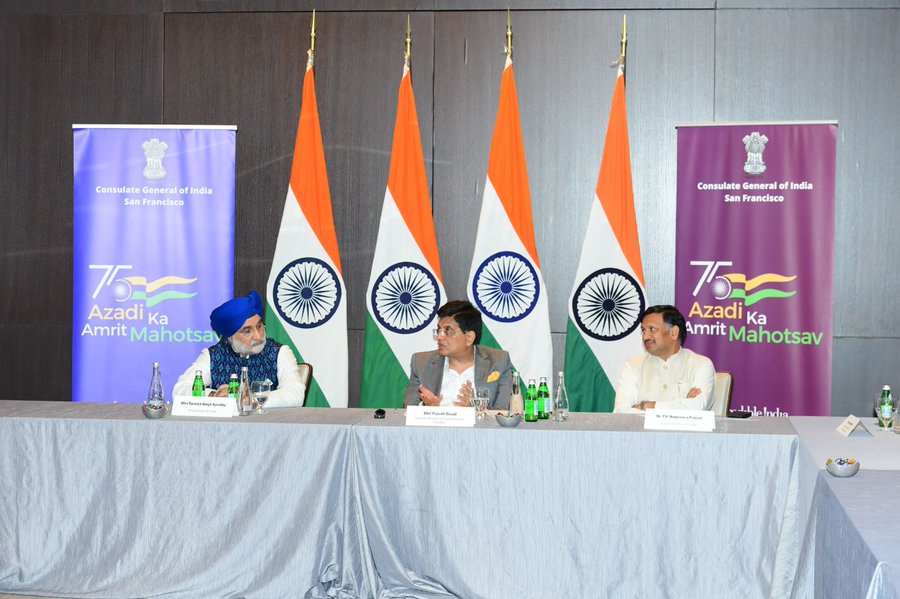 NarrativeHindi's tweet photo. #IndiaUSFriendship 🇮🇳🤝🇺🇸
केंद्रीय मंत्री #PiyushGoyal ने सैन फ्रांसिस्को में फाउंडेशन फॉर इंडिया एंड इंडियन डायस्पोरा स्टडीज (#FIIDS) और ग्लोबल इंडियन टेक्नोलॉजी प्रोफेशनल्स एसोसिएशन (#GITPRO) के नेताओं के साथ बातचीत की
#NarratIveHindi https://t.co/f11kllPHKW