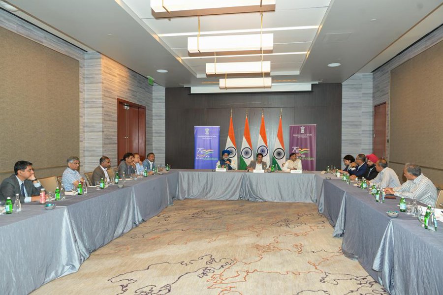 NarrativeHindi's tweet photo. #IndiaUSFriendship 🇮🇳🤝🇺🇸
केंद्रीय मंत्री #PiyushGoyal ने सैन फ्रांसिस्को में फाउंडेशन फॉर इंडिया एंड इंडियन डायस्पोरा स्टडीज (#FIIDS) और ग्लोबल इंडियन टेक्नोलॉजी प्रोफेशनल्स एसोसिएशन (#GITPRO) के नेताओं के साथ बातचीत की
#NarratIveHindi https://t.co/f11kllPHKW