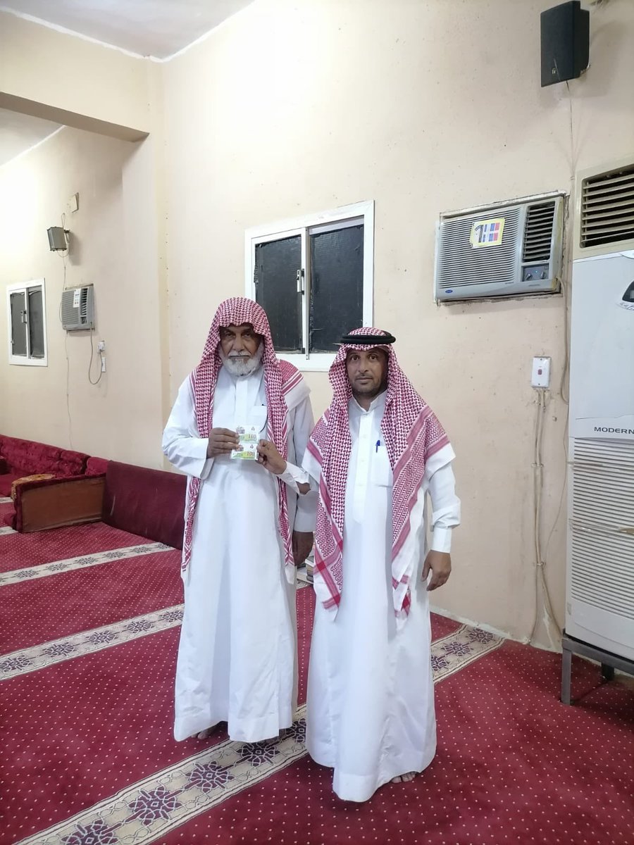 Banitheeb1395's tweet photo. ( وقف الملوان وبالشراكة مع الحملة الصيفية بتعليم محايل عسير يوزع قسائم شرائية على الأسر المحتاجة ) https://t.co/UuUeI57drT