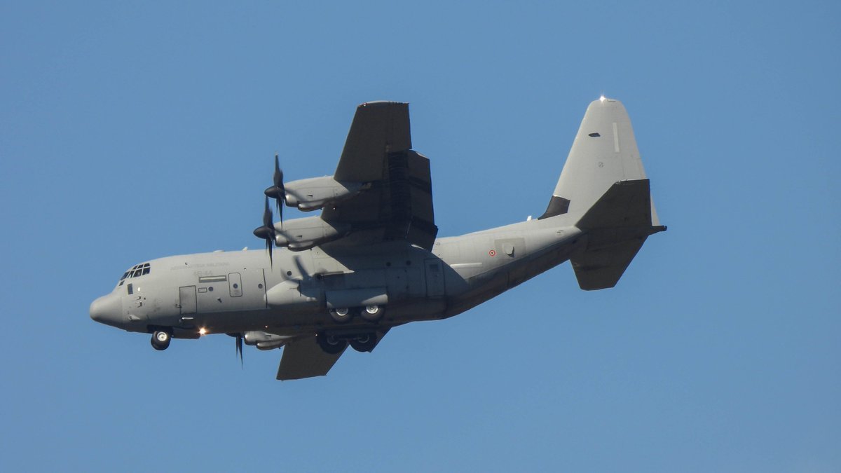 EHEH_Spotter's tweet photo. Welcome to #FalconLeap #Falconleap2022 (#day2 from the backyard)
๐ณ๐ฑRNLAF C-130H Hercules G-273 & G-781 as flight #ROGUE11/#ROGUE12
๐ฎ๐นItalian Air Force C-130J Hercules MM62179 as flight #ROGUE13
๐ต๐ฑPolish Air Force CASA C-295 M 024 as flight #PLF038
#NLspot https://t.co/4zWLd9iwkG
