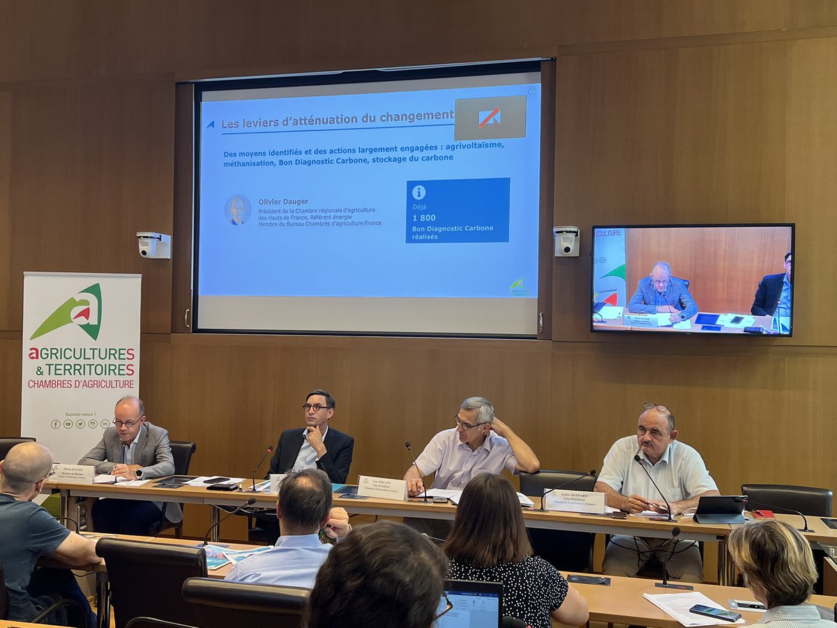 🎙Conférence de presse
Olivier Dauger, membre du bureau 🗣 « Les leviers d’atténuation du changement climatique, l’agriculture est apporteur de solutions : agrivoltaïsme, #methanisation, stockage carbone »
#attenuation #changementclimatique