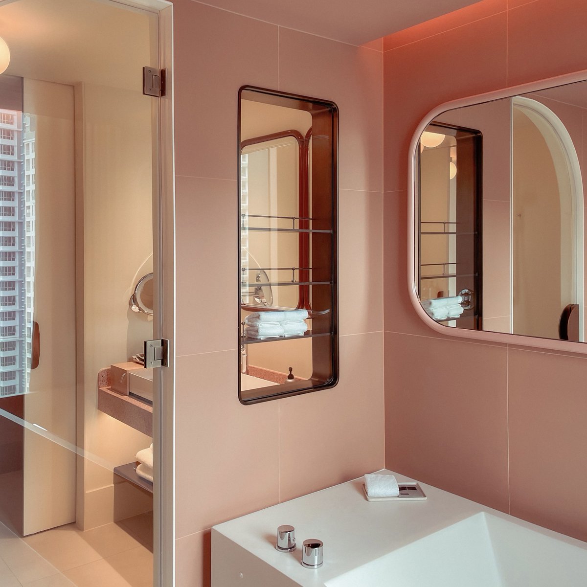 bjauntanywhere's tweet photo. The Standard Bangkok : Part.1 Hotel Room 🛟🩳🛁 เป็นโรงแรมที่สวยทุกมุมจริงๆ สมศักดิ์ศรีคนออกแบบอย่าง jaime hayon มาก ใครอยากอ่านรีวิวพาร์ทนี้เต็มๆ เราเขียนไว้ในไอจีให้แล้วน้า ☁️✨🏏 https://t.co/rFiHwUgIH8