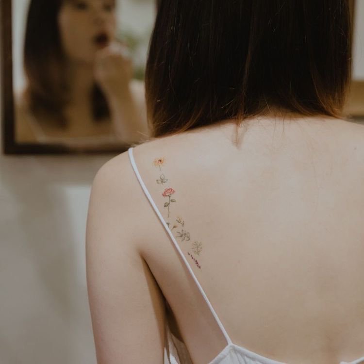 _ouceuponatime's tweet photo. 次女ちゃんが卒乳したらタトゥーいれることに決めた🌷
お花やボタニカルなデザインが私らしくて好きだし、気になる https://t.co/1xEbS7uXLv
