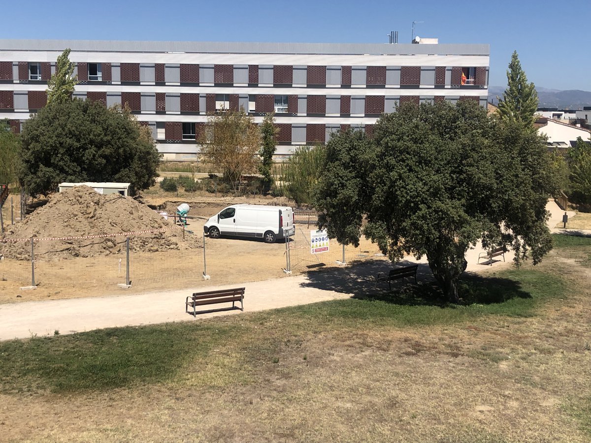 salvemos_parque's tweet photo. Día 6 de septiembre de 2022
🆘Para construir un restaurante que va contra el Plan Urbanístico, el Ayto de #VillanuevaDeLaCañada no sólo invade senderos peatonales junto a parques infantiles, sino también parcelas privadas y praderas con encinas centenarias. 
#SalvemosElParque https://t.co/mQzrHu7Zpl