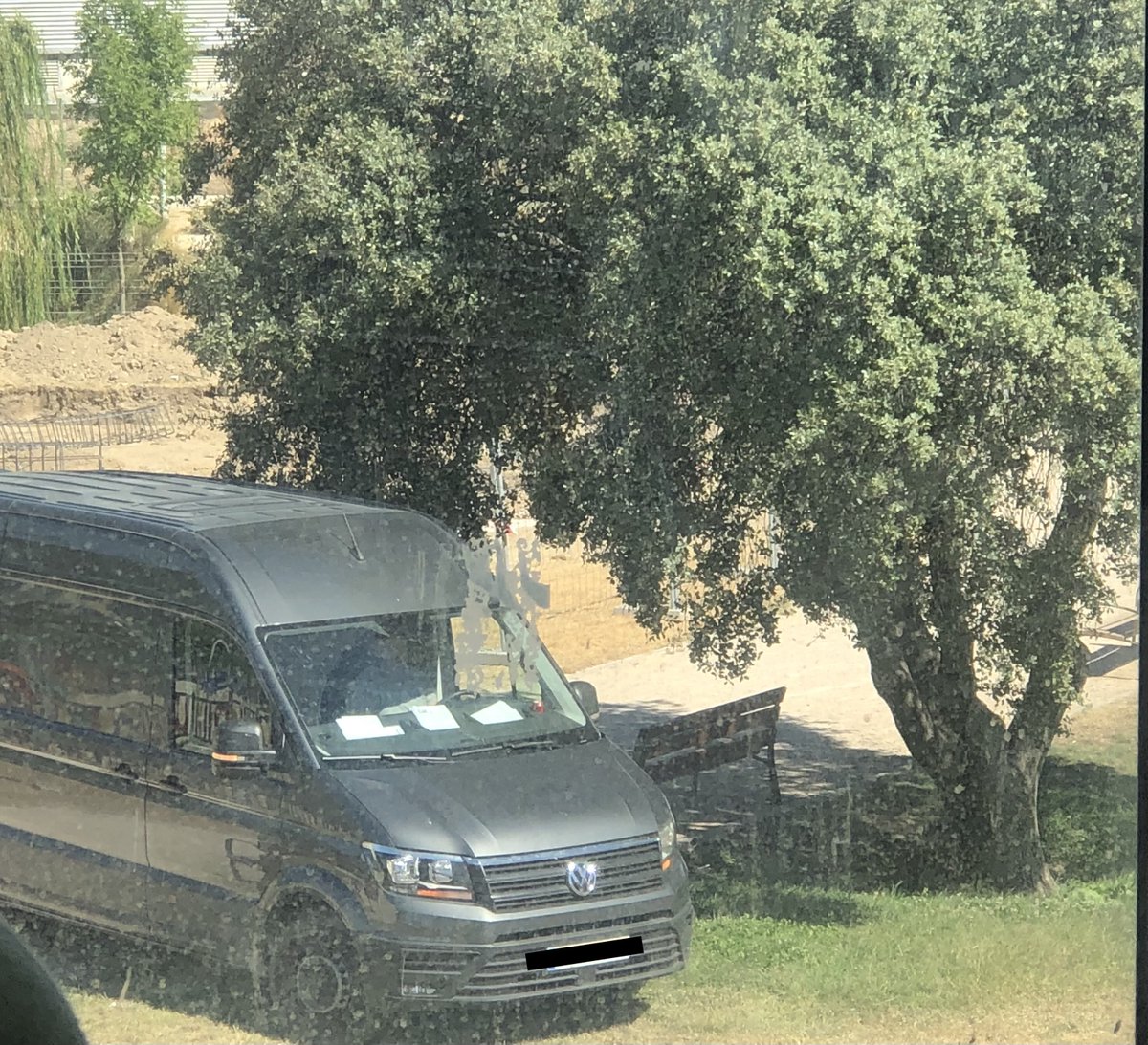 salvemos_parque's tweet photo. Día 6 de septiembre de 2022
🆘Para construir un restaurante que va contra el Plan Urbanístico, el Ayto de #VillanuevaDeLaCañada no sólo invade senderos peatonales junto a parques infantiles, sino también parcelas privadas y praderas con encinas centenarias. 
#SalvemosElParque https://t.co/mQzrHu7Zpl