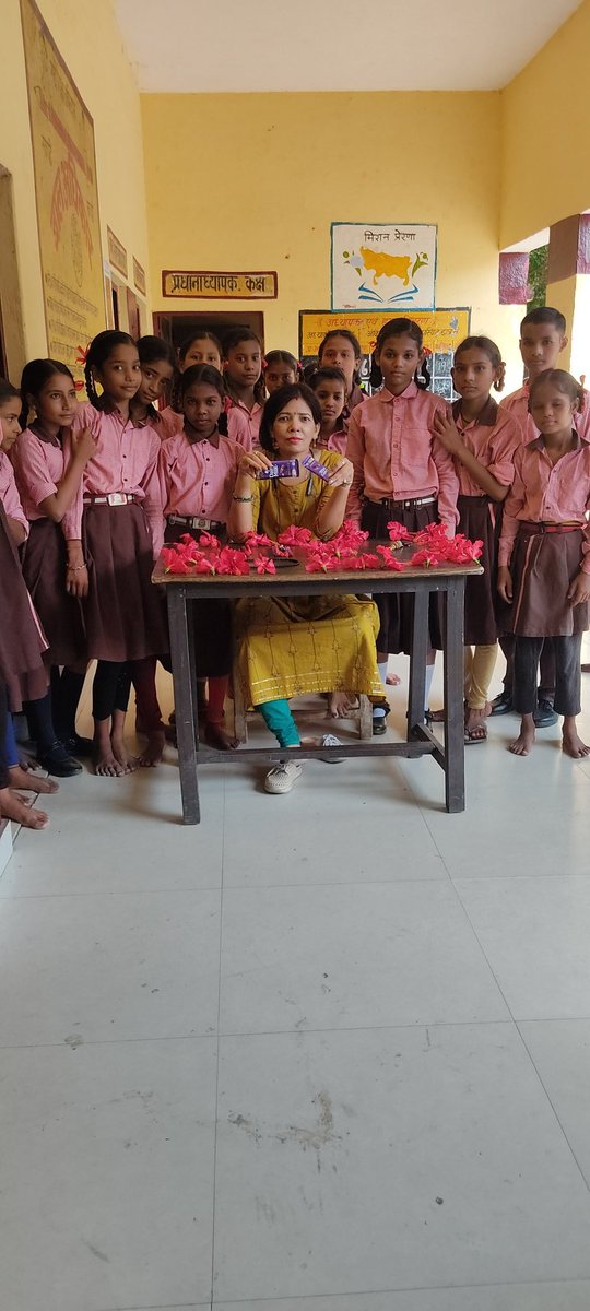 Babitaknp's tweet photo. बच्चो द्वारा सम्मानित 🌹🌹🌹🌹 https://t.co/JKFaBTWDAY
