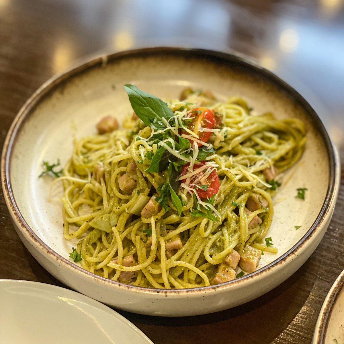 delardollar's tweet photo. PASTA AMA 🥙🍝 ต้องบอกก่อนว่าบรรยากาศร้านดีมากกก พาสต้ารสชาติ อร่อยแบบเข้าถึงง่าย ฟีลโฮมเมด แต่ที่อยากแนะนำให้สั่งคือข้าวหน้าปลาแซลม่อน ห้ามพลาด! อร่อย แซ่บ สดชื่นมากก 🤟🏻 ราคาจับต้องได้ มีที่จอดรถที่ตึกข้างๆร้าน จอดฟรี1ชม 📍ราชเทวี @aroii #อร่อยไปแดก https://t.co/pkz602MGHY