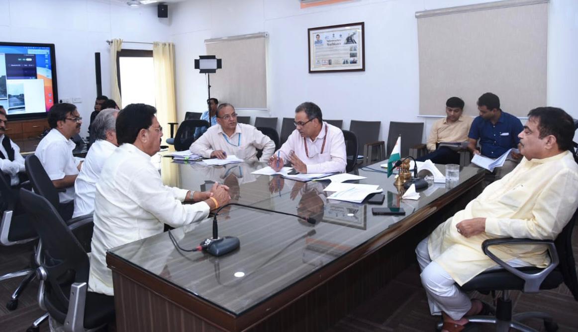 केंद्रीय मंत्री श्री <a href="/nitin_gadkari/">Nitin Gadkari</a> जी ने दिल्ली में अधिकारियों के साथ गुजरात में चल रही राष्ट्रीय राजमार्ग परियोजनाओं पर उच्च स्तरीय समीक्षा बैठक की।