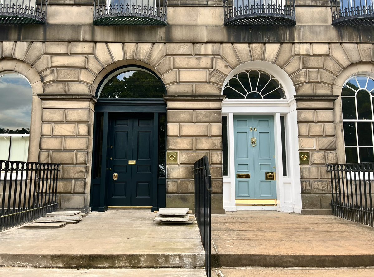 ShotsBug's tweet photo. @ThePhotoHour #door #Edinburgh #ThePhotoHour https://t.co/7CJ0VOrvfz