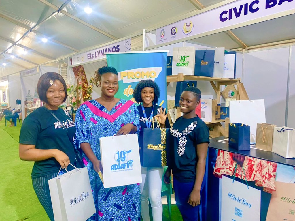 DidierKissode's tweet photo. #Thread
🔴MERCI DE FAIRE UN TOUR À LA FOIRE ADJAFI POUR SOUTENIR !

La talentueuse @EApampa et moi, étions à la foire ADJAFI pour apprécier/acheter les produits/services de nos jeunes frères/sœurs entrepreneurs. Heureux de toujours voir leurs efforts au #Togo.👇🏾
1/2
#TgTwittos https://t.co/Fse9ppo0qk