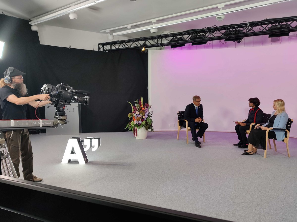 AaltoUniversity's tweet photo. Our newly appointed Aalto Distinguished Professor Jukka Seppälä reflecting on inspiration, passion, science, collaboration and innovations. Warmest congratulations Jukka✨💙 #AaltoDay1 https://t.co/5GtFmyHKsE