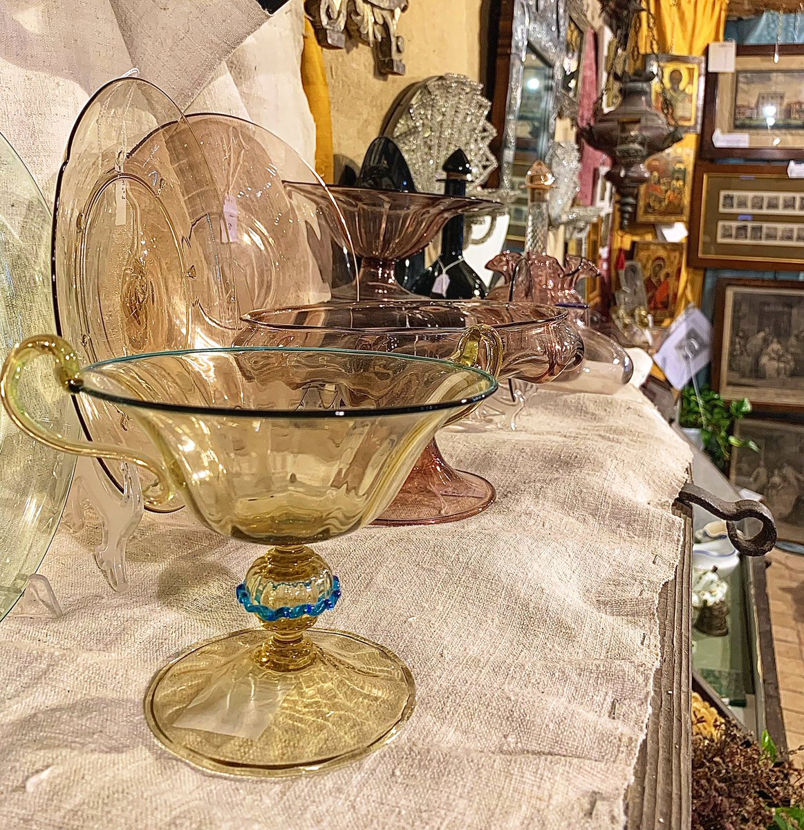 Murano glass, what else?

#glass #glassart #glassdesign #bestofglass #venise #venice #venezia #venecia #venedig #venetië #veneza  #ונציה #베네치아 #ヴェネツィア #antiquariato #antiques #antiquestore #muranoglass #vetrodimurano
