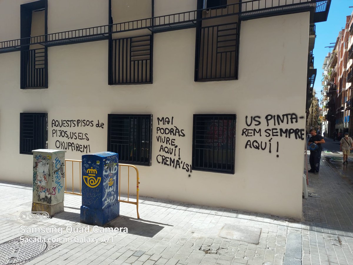 OnVasBarcelona's tweet photo. Desprès del "tourist go home" arriba "t'okuparem o et cremarem el pis". Paràsits socials que embruten Barcelona i que tenen més suport que mai. https://t.co/T3MZDmcUqB