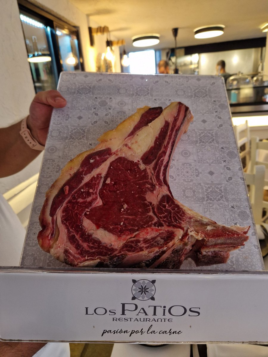 Pazalvarezcalvo's tweet photo. En Asturias, no todo es cachopo. Qué buen sitio para comer carne es Los Patios en Gijón. Con una buena carta de vinos del Sur muy interesante. Lo lleva con gracia el cordobés Manuel Joven. Un descubrimiento este año. https://t.co/KmnclKRcoN