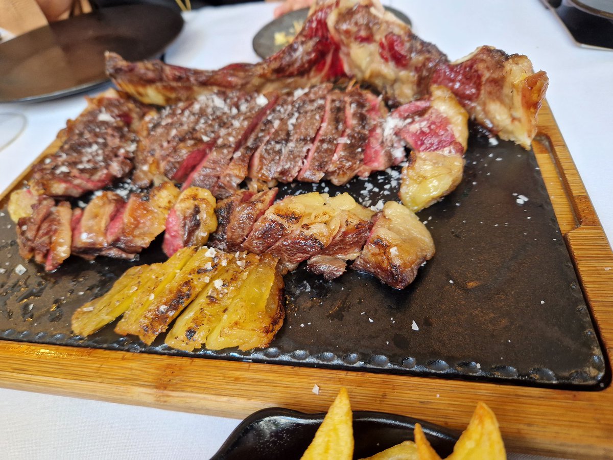 Pazalvarezcalvo's tweet photo. En Asturias, no todo es cachopo. Qué buen sitio para comer carne es Los Patios en Gijón. Con una buena carta de vinos del Sur muy interesante. Lo lleva con gracia el cordobés Manuel Joven. Un descubrimiento este año. https://t.co/KmnclKRcoN