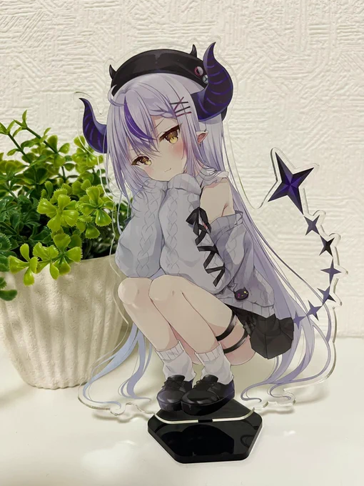 ホロクル用のラプちゃんのアクリルフィギュアもきた高さ17cmあるのでおっきくてカワイイです台座はブラックアクリルにしました(๑•̀ •́)و✧.゜#ホロクル 