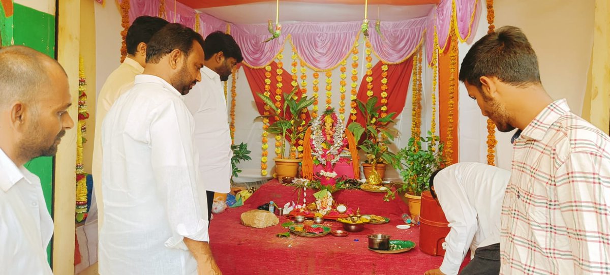 TSR4BJPIndia's tweet photo. ఈరోజు మైలర్ దేవ్ పల్లి డివిజన్ పరిధిలోని బృధావన్ కాలనీలో వినాయక నవరాత్రులు సందర్బంగా పూజ, మరియు అన్నప్రాసదా కార్యక్రమంలో పాల్గొనడం జరిగింది.
#Thokalasrinivasreddy #BJPTelangana #mailerdevpally #RajendraNagar
#BJPCorporator #ganeshpooja #Hyderabad https://t.co/hIviAwT1OJ
