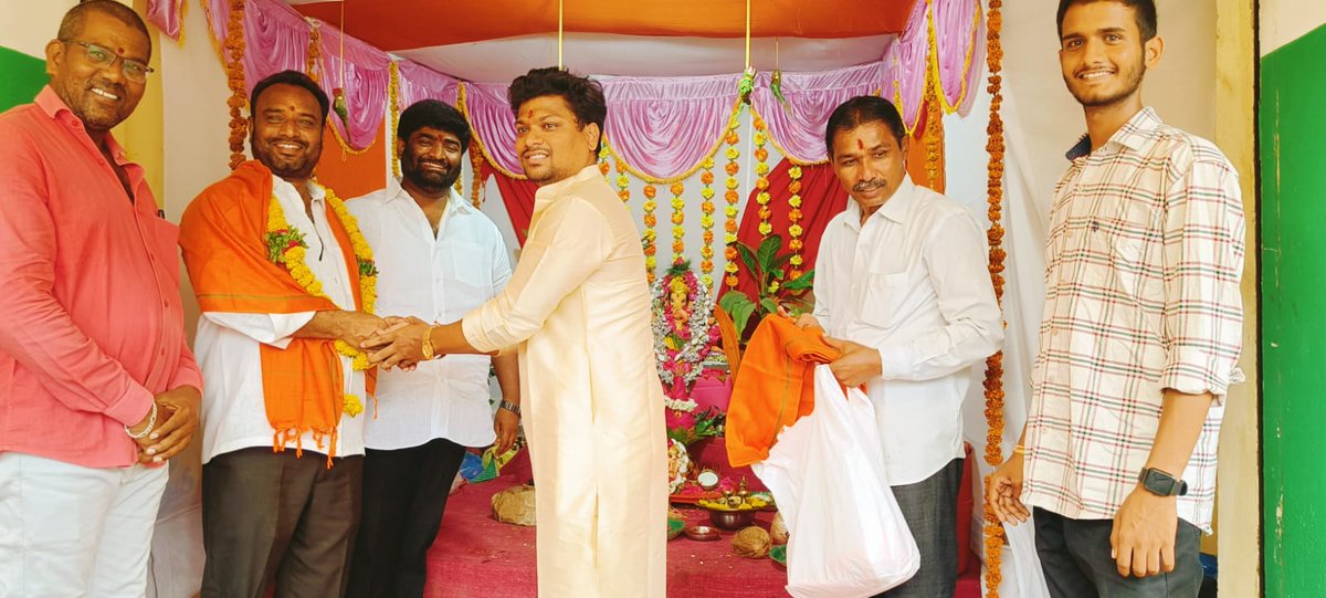 TSR4BJPIndia's tweet photo. ఈరోజు మైలర్ దేవ్ పల్లి డివిజన్ పరిధిలోని బృధావన్ కాలనీలో వినాయక నవరాత్రులు సందర్బంగా పూజ, మరియు అన్నప్రాసదా కార్యక్రమంలో పాల్గొనడం జరిగింది.
#Thokalasrinivasreddy #BJPTelangana #mailerdevpally #RajendraNagar
#BJPCorporator #ganeshpooja #Hyderabad https://t.co/hIviAwT1OJ
