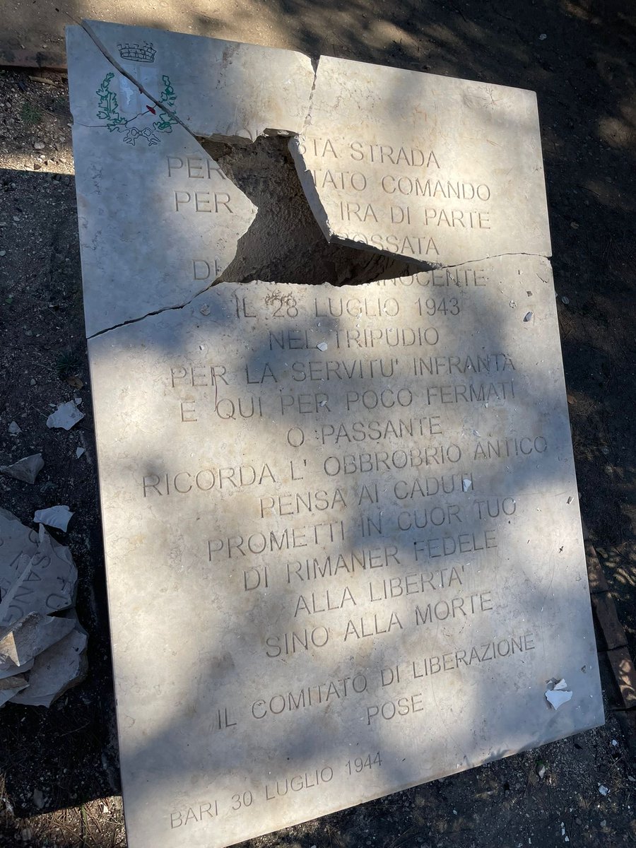 Tira una brutta aria. Così è stato vandalizzato a #Bari il marmo che ricorda la strage di via Niccolò dell’Arca. Era il 28 luglio 1943. Ci furono venti morti. Giovani e #antifascisti. #Meloni #Letta #Conte #Salvini #Calenda #elezioni2022