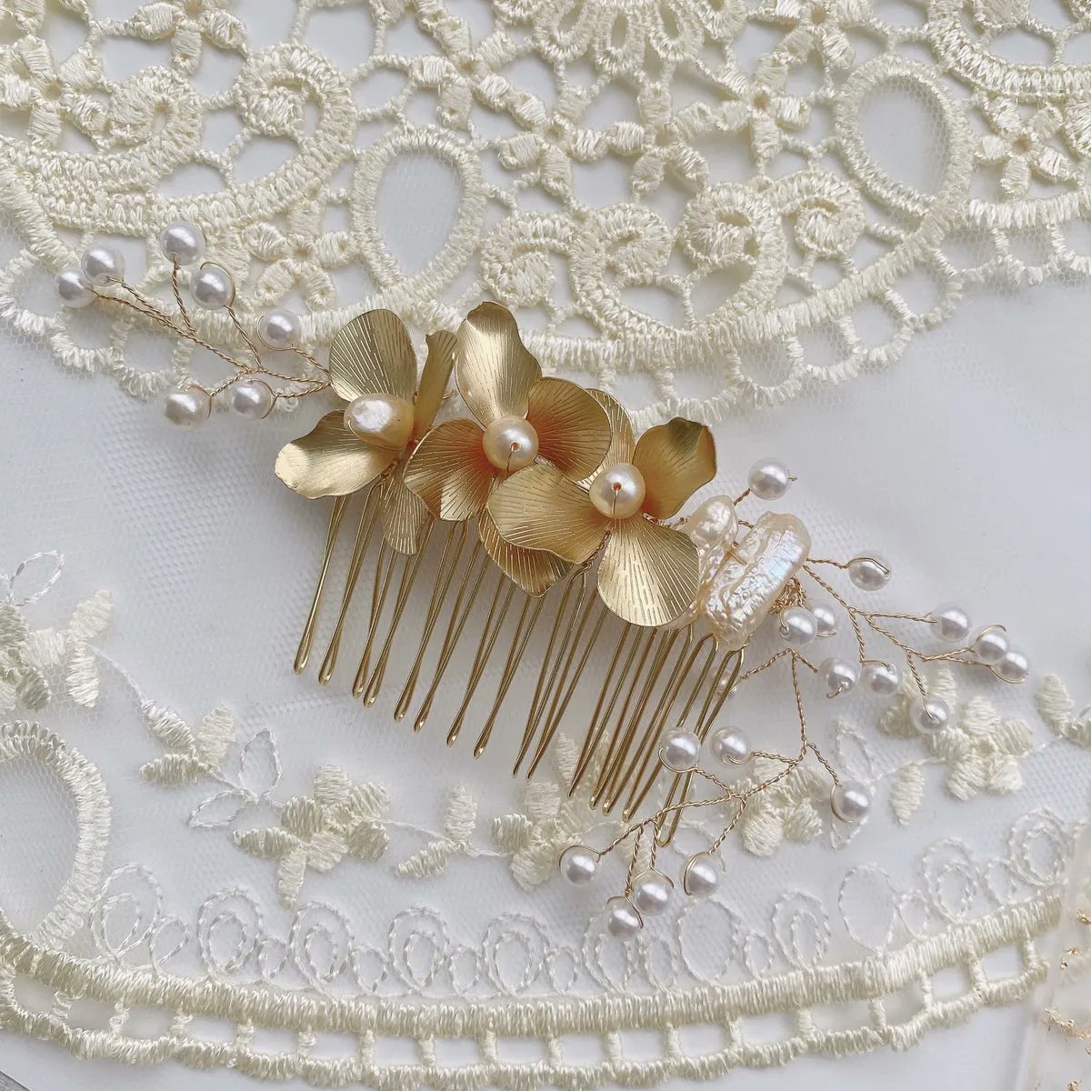 _meryshop_'s tweet photo. < Primavera × MERYshop >
"【Primavera】Poupepe "
お花の周りに、パールを散りばめた繊細で美しいデザインが魅力のヘッドドレス
シニヨンや編みおろしスタイルのトップに合わせて大人可愛いスタイルをお楽しみいただけます💍
#MERYshop #ウエディング #ブライダル
https://t.co/kw8aJbfHvf https://t.co/Mvg7iPnYHT