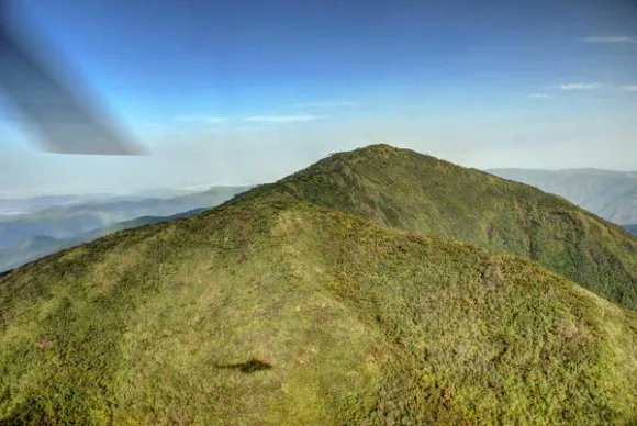 CUBAH0RA's tweet photo. #BuenosDías amigos de @Cubah0ra, hoy compartimos unas imágenes del Pico Cristal, montaña de laderas abruptas que puede distinguirse hasta 100 kilómetros de distancia, ubicado en el macizo montañoso Nipe-Sagua-Baracoa. 
📸Juan Pablo Carreras / Cubadebate https://t.co/aBL1QEtm3M