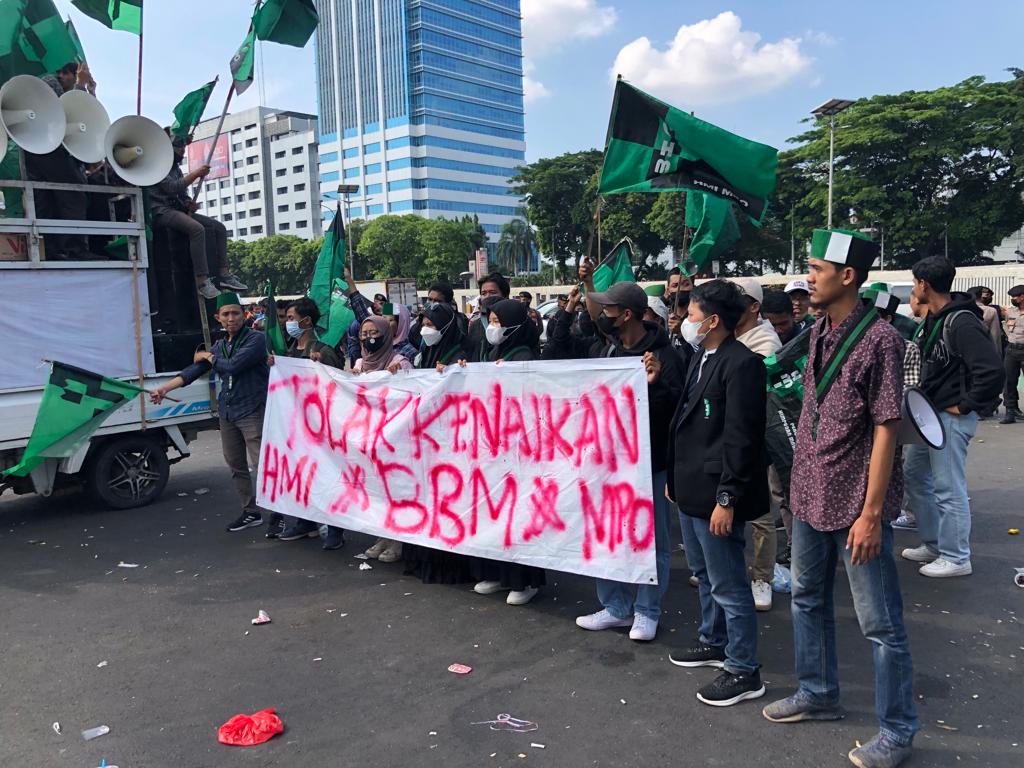 catatansaput's tweet photo. Aksi Penolakan Kenaikan Harga BBM HMI MPO di Patung Kuda, Selasa (6/September/2022).

YAKUSA 💚🖤

#HMIMPO #HijauHitam #HMIMPOTolakKenaikanBBM #BBMBersubsidi #AksiBBM https://t.co/RNCwLU58t5