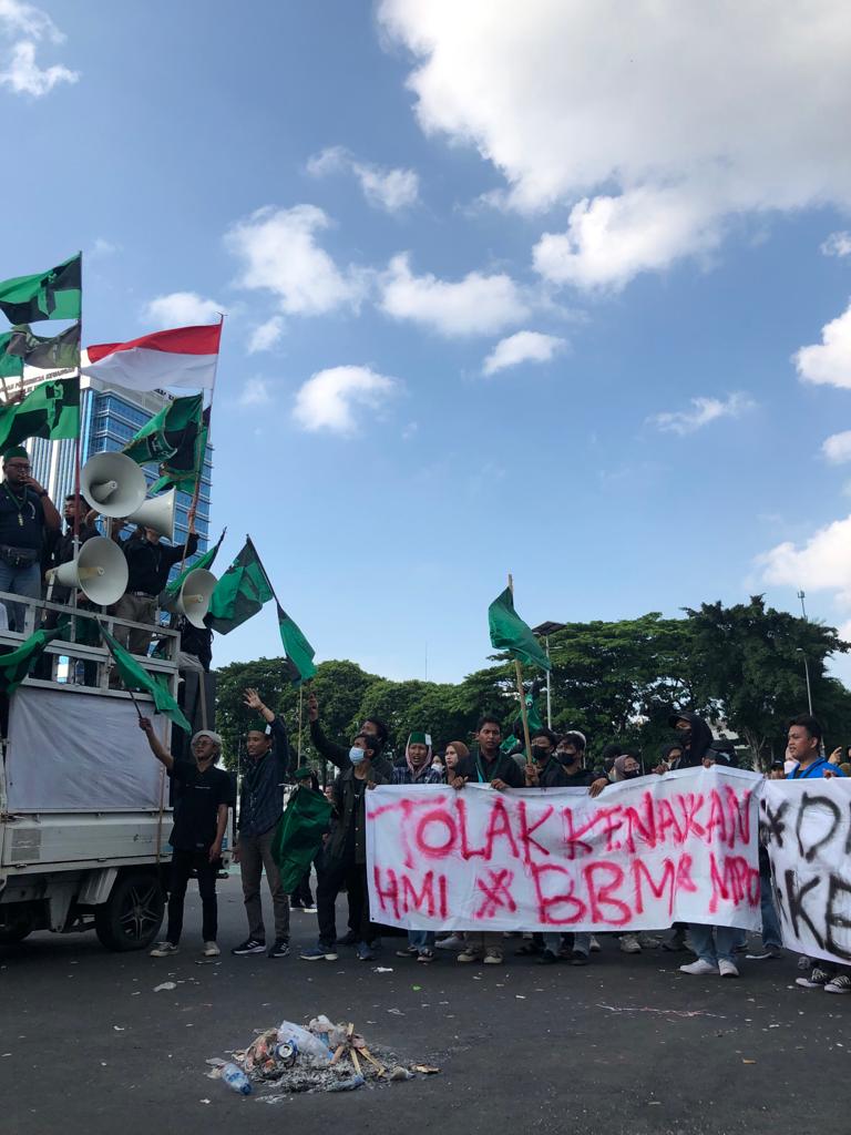 catatansaput's tweet photo. Aksi Penolakan Kenaikan Harga BBM HMI MPO di Patung Kuda, Selasa (6/September/2022).

YAKUSA 💚🖤

#HMIMPO #HijauHitam #HMIMPOTolakKenaikanBBM #BBMBersubsidi #AksiBBM https://t.co/RNCwLU58t5
