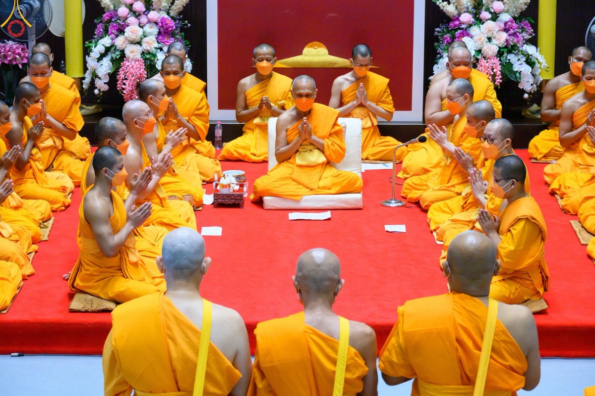 Psanitwong's tweet photo. 3ก.ย.2565 พระครูสังฆรักษ์รังสฤษฏ์ อิทฺธิจินฺตโก เจ้าอาวาสวัดพระธรรมกาย เป็นพระอุปัชฌาย์ ในพิธีบรรพชาอุปสมบทในโครงการอุปสมบทหมู่ 105 ปี #วันครูผู้ค้นพบวิชชาธรรมกาย ณ อุโบสถพระไตรปิฎก วัดพระธรรมกาย อบรมวันที่ 21ส.ค. - 2ต.ค.2565 เพื่อศึกษาธรรมะทั้งภาคทฤษฎีและภาคปฏิบัติ https://t.co/sH3DqGpHRL
