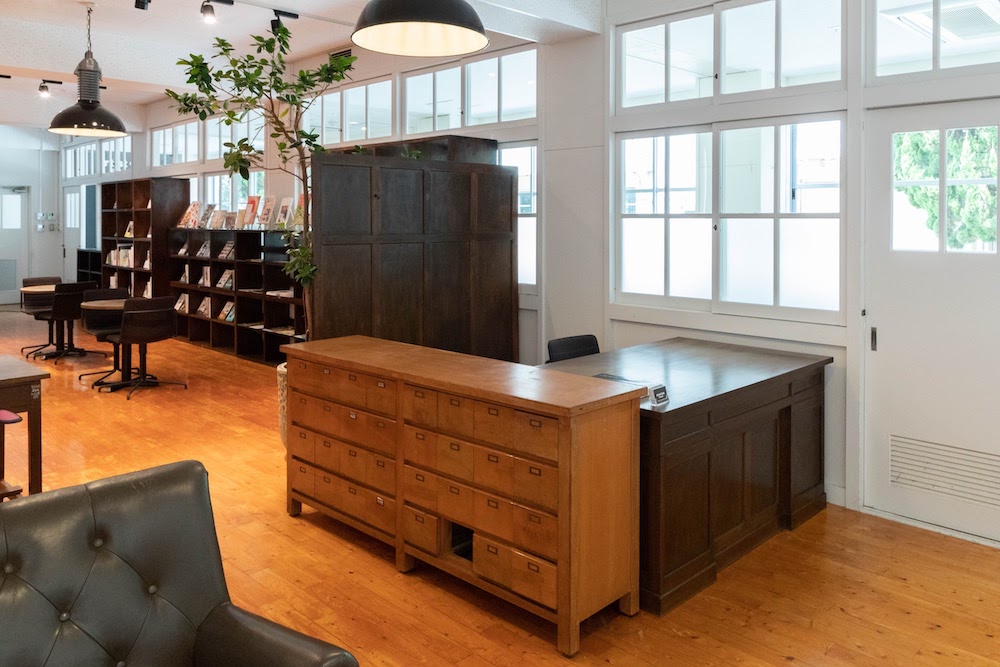 「感じが良くてとても魅力的ではあっても、偉大な意義を持たないものばかりが目につきます。 私はいつも途方もない力で圧倒するような作品を探し求めてきました。 (Betty Parsons/ギャラリスト)歴史的に貴重で重厚さのある木製家具を置くことで、きっと世界に通用するであろうアートが生まれるかも。