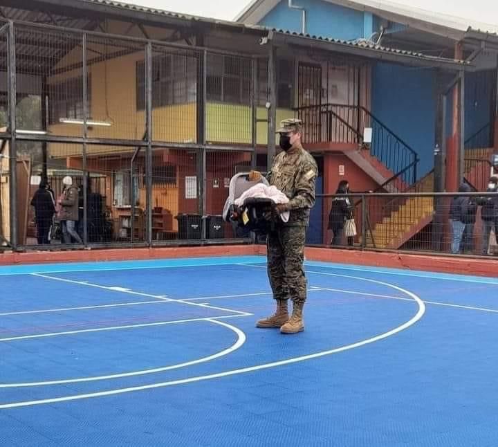 PatriotasPorCL's tweet photo. Una foto del Chile que queremos y que nos une !!!   
Una madre que cumple con su deber Cívico y....confía lo más preciado que tiene, su Hijo, a un Militar https://t.co/CKqCYRtHsJ