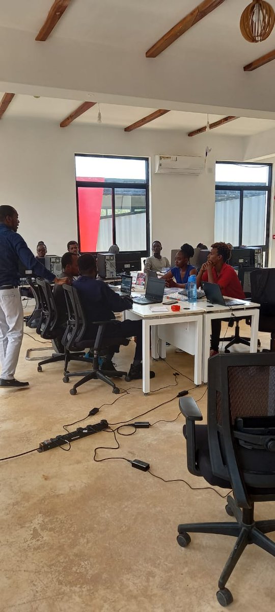 The @arduino Learning Week started yesterday at #IOMe005 Lamu by discussing current trends in technology, Internet of Things, opportunities in coding, and the role of electronics and automation in innovation and prototyping.