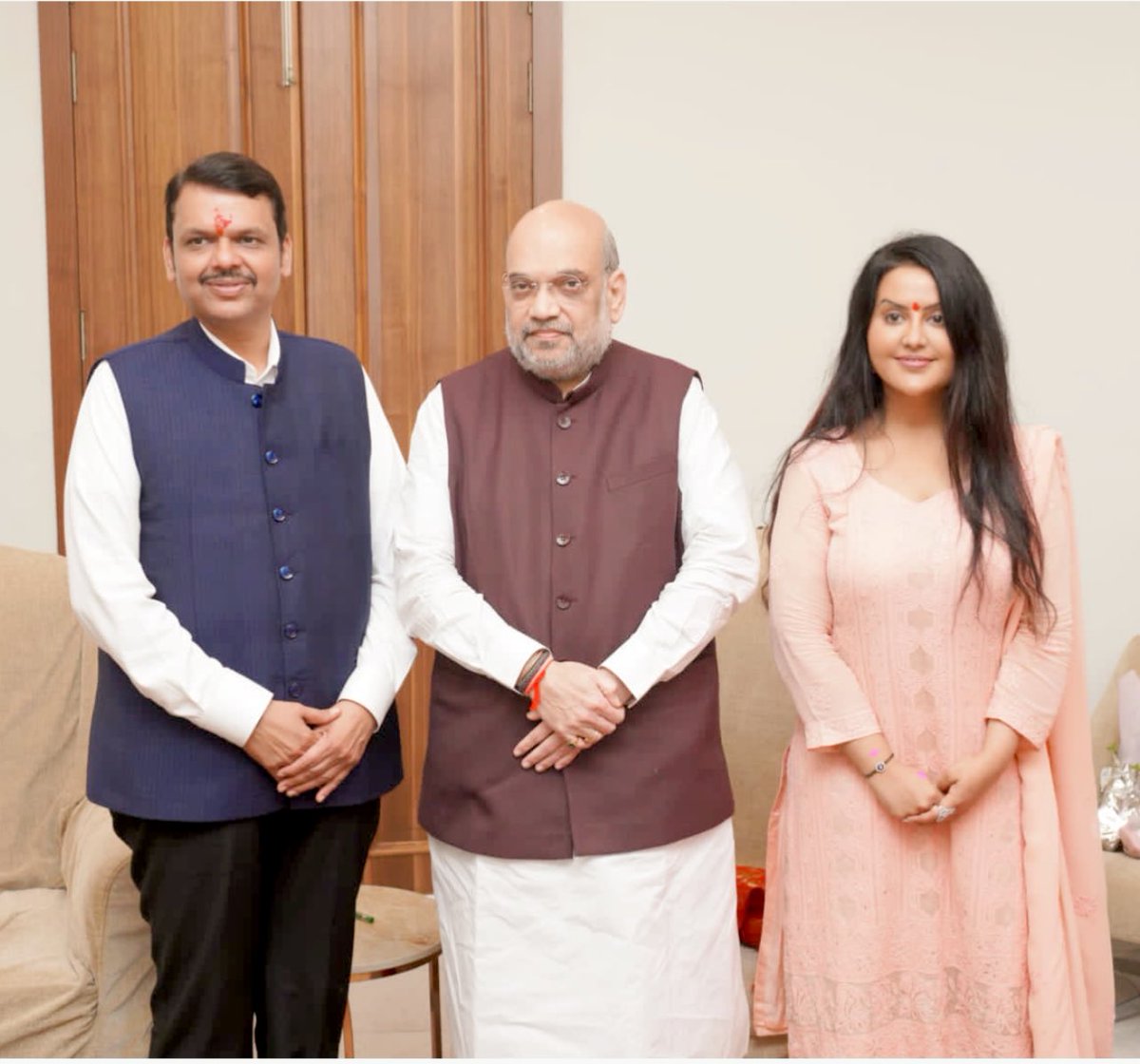 fadnavis_amruta's tweet photo. It was an honour to have our Home Minister Shri @AmitShah ji at our home for #Ganesh Aarti &amp; darshan!
During family conversation,I was completely impressed by the knowledge he has on history, education,medicine &amp; various other subjects!
Aptly called ‘Chanakya’ of Indian politics! https://t.co/62ngtRBcjM