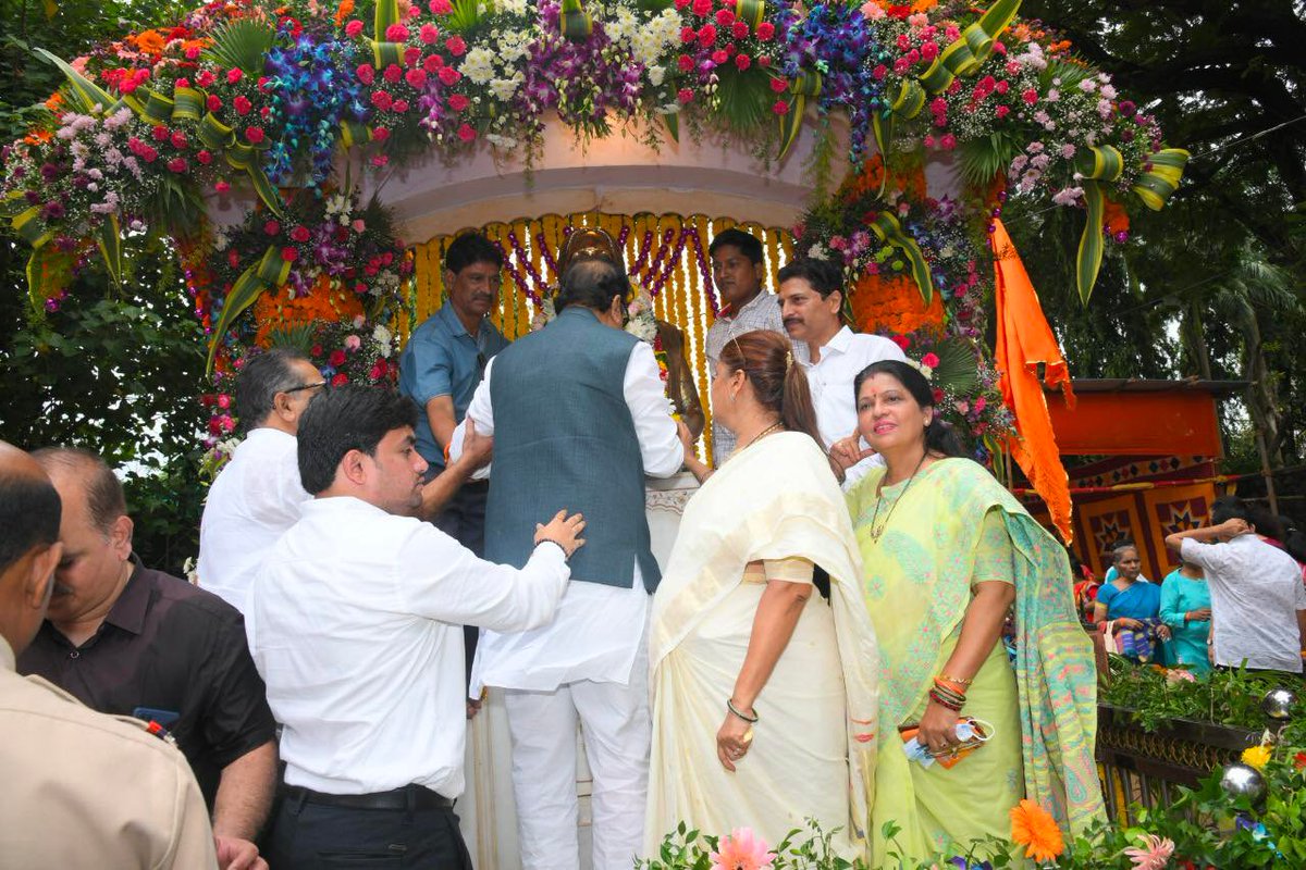 GajananKirtikar's tweet photo. तमाम शिवसैनिकांची मायमाऊली स्वर्गीय माॅंसाहेब मीनाताई ठाकरे यांच्या स्मृतिदिनानिमित्त  शिवतीर्थावरील पुतळ्याला अभिवादन केले. https://t.co/LtK81XaesV