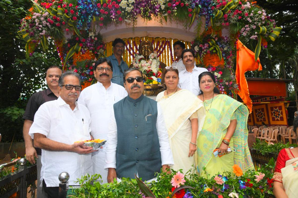 GajananKirtikar's tweet photo. तमाम शिवसैनिकांची मायमाऊली स्वर्गीय माॅंसाहेब मीनाताई ठाकरे यांच्या स्मृतिदिनानिमित्त  शिवतीर्थावरील पुतळ्याला अभिवादन केले. https://t.co/LtK81XaesV