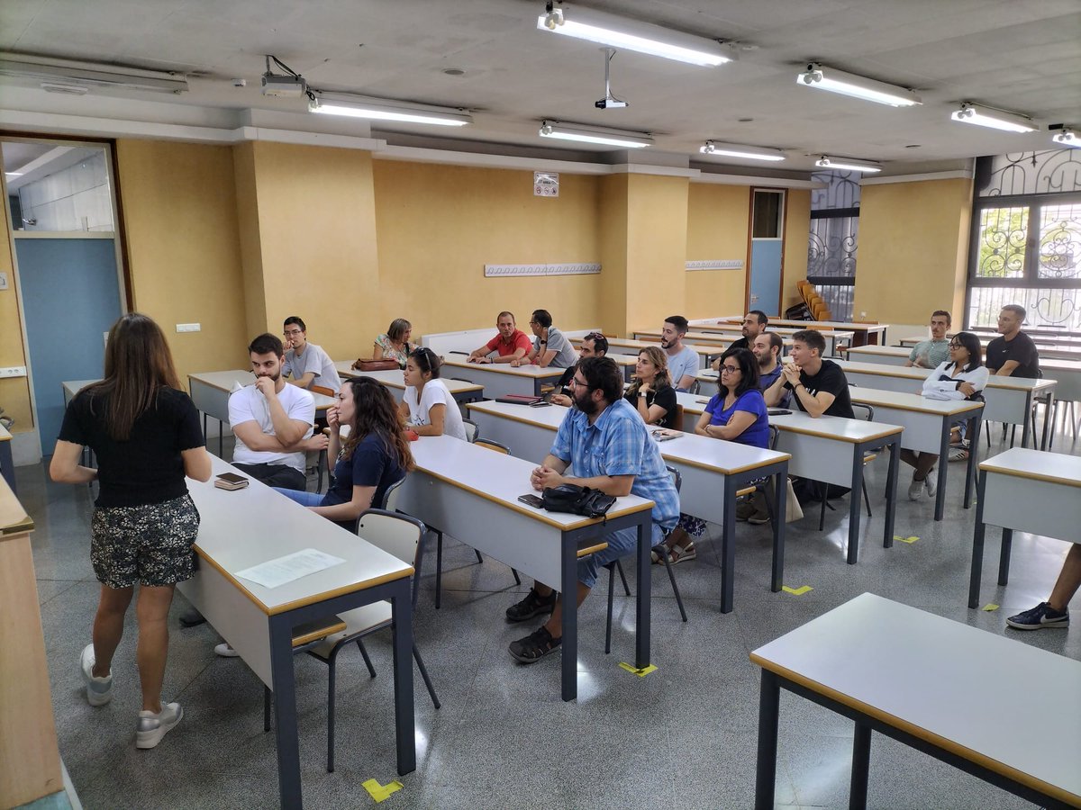 UPVCampusAlcoy's tweet photo. ✅ Hui hem tingut la primera reunió d'alumnes i professors tutors

Si eres estudiant de primer curs de qualsevol grau o doble grau, t'esperem a les 10 h. en el Pavelló Esportiu de l'Edifici Georgina Blanes el 8 de setembre. #Alcoi #JaSocUPV

Més info 👉https://t.co/OO2nsAAMxl https://t.co/wM6Dfvztrd