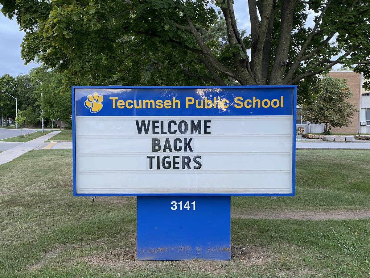 TecumsehHDSB's tweet photo. Good Morning Tecumseh Tigers!! #HDSBFirstDay Welcome back!! It's going to be a fabulous year! @hdsb https://t.co/8OTB7ZvDHh