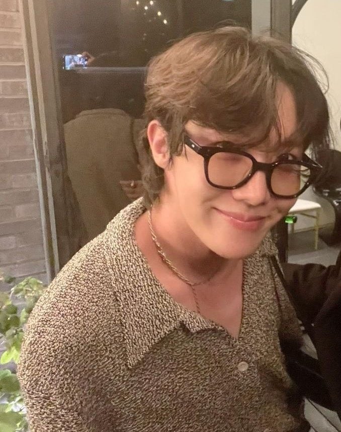 HOSEOK LOOOOKS SO GOOD💘