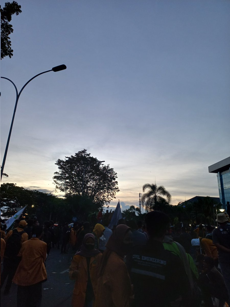 calonmayat00's tweet photo. Bagus aja kebijakannya, goalsnya supaya rakyatnya disuruh makin giat untuk battle royal. 

#demobbm #sarkas https://t.co/IDGvbib6z5
