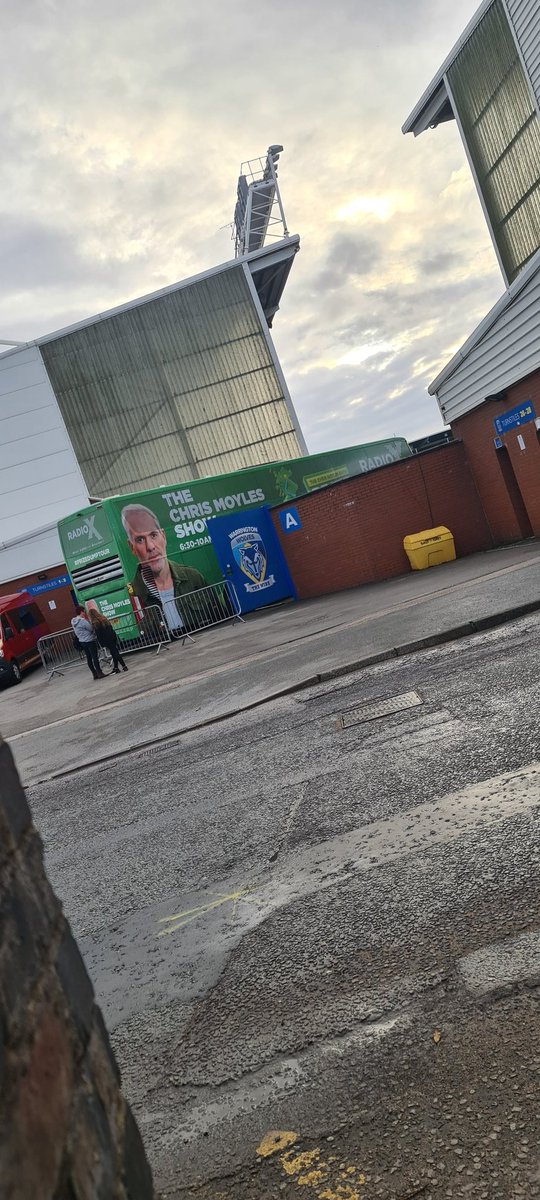 geelum's tweet photo. #chrismoyles #PrizeDumpTour shout out to the Breedon mixer drivers across the road https://t.co/XPsW8FusBv