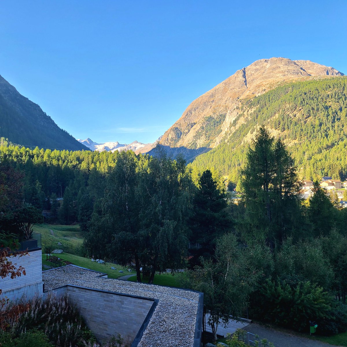 perronjk's tweet image. Come for the science, stay for the views. #SpinQubit5 #Pontresina