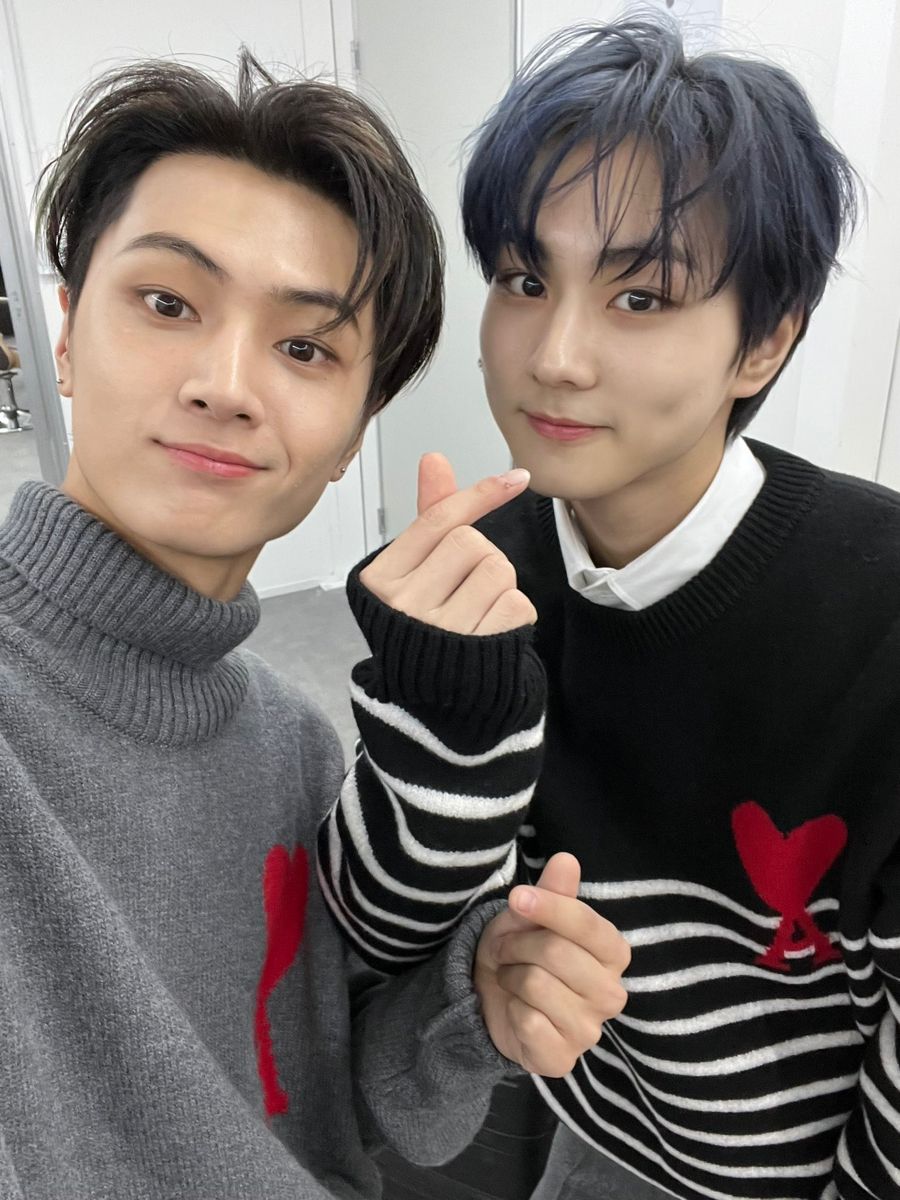 EnhyFlowers's tweet photo. ೃ⁀➷ someone sent you a message!

to : @HayMan16964537
from : ur dearest seatmate

💌: i really hope we can be better friends, you're always so pretty and kind even though you don't know it - the moon would hide in shame of itself because of your beauty, inner and outer, + https://t.co/6frIS3WjWN