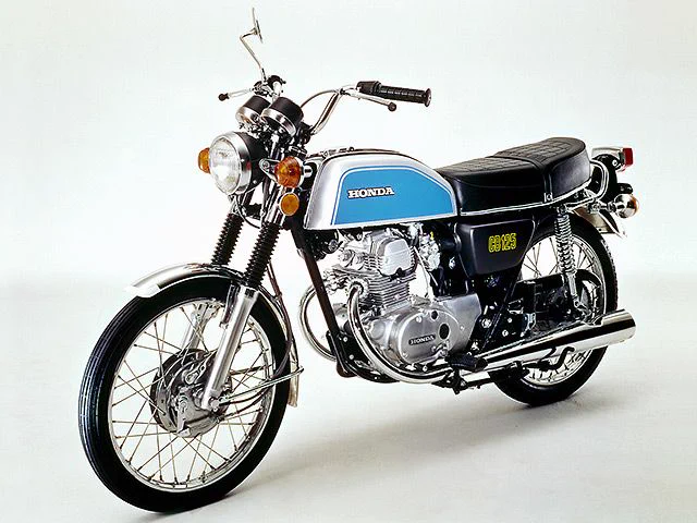 70年代のベンリィCB125僕の友達がカワサキのマッハに乗る前に、コレに乗ってた。125としてはかなり大柄で堂々たるスタイリング。初めて二人乗りで後ろに乗った。オートバイって速いなーと感じた高1の夏。 