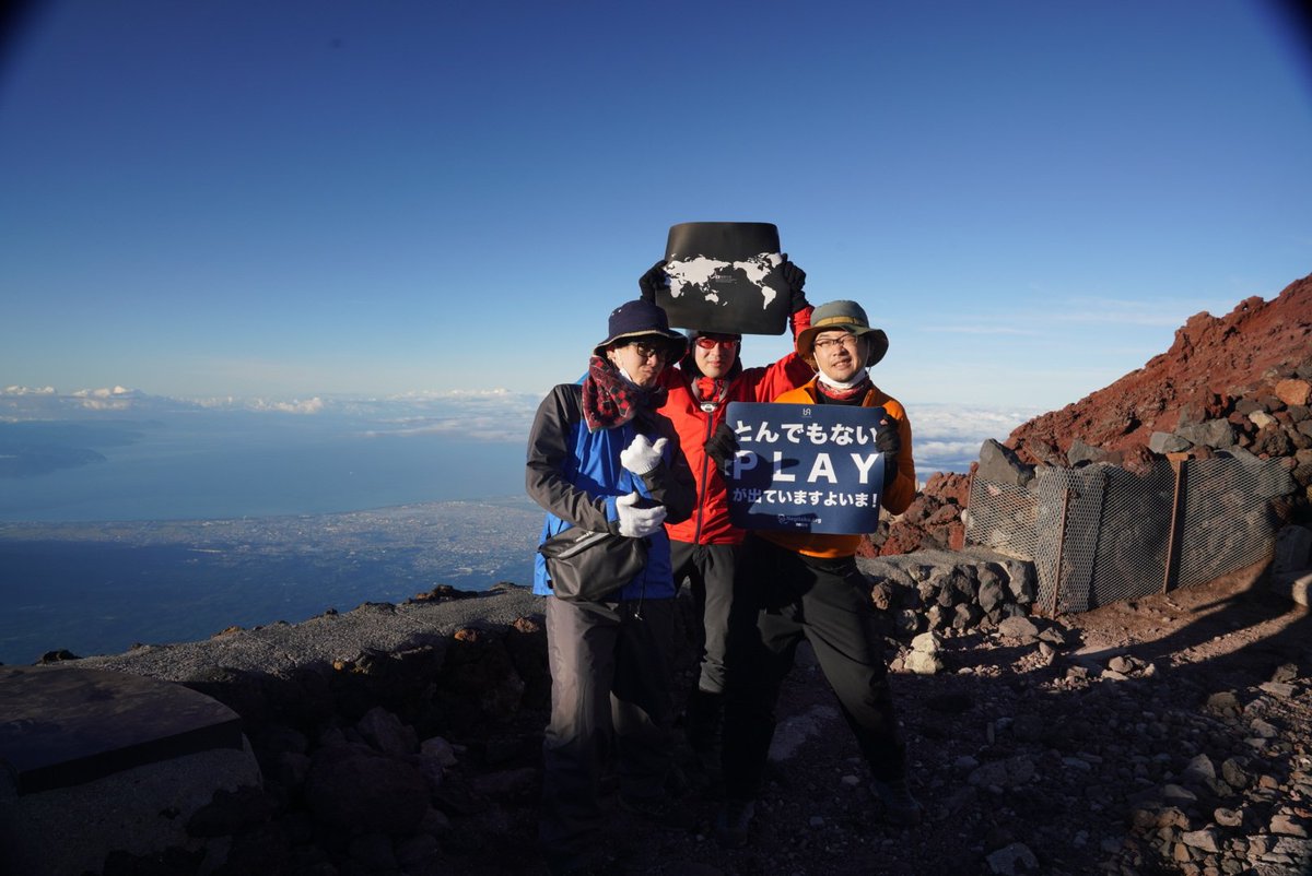 kokkenn's tweet photo. 富士山頂にて https://t.co/4t8T1mBI7Q 20周年を祝うべく、20年の中で輝きを放ちそして消えていったと噂の @noanoamnd @nasa_hui と山頂からゲーミング祝意を飛ばしました。
#negitaku20 #富士山頂ゲーミング https://t.co/9guqh349YO