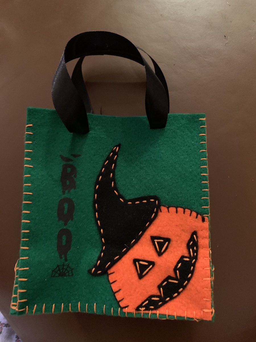 MadeJustBecause's tweet photo. Halloween goodie bags, hand sewn felt https://t.co/RHakjf5nOn