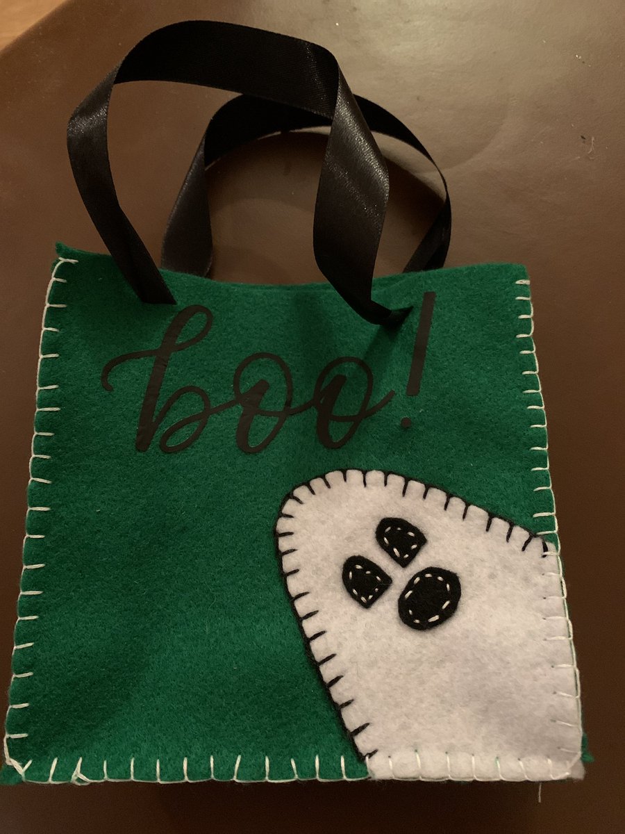 MadeJustBecause's tweet photo. Halloween goodie bags, hand sewn felt https://t.co/RHakjf5nOn